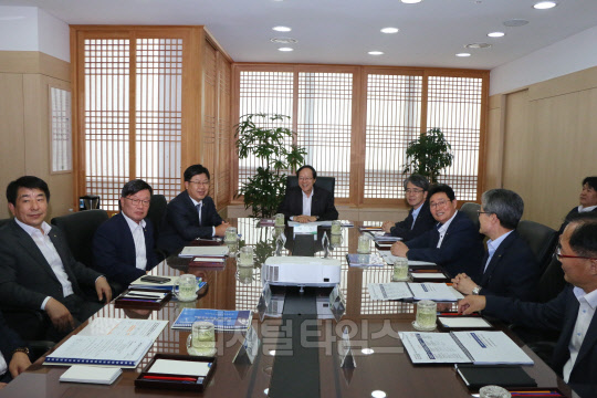 이강신 NH농협은행 수석부행장(왼쪽부터), 김원규 NH투자증권 대표, 이경섭 NH농협은행장, 김용환 NH농협금융지주 회장, 이윤배 NH손해보험 대표, 고태순 NH농협캐피탈 대표가 26일 서대문 본사에서 제3차 글로벌전략협의회를 열고 중장기 글로벌 계획을 점검하고 있다. NH농협금융지주 제공.